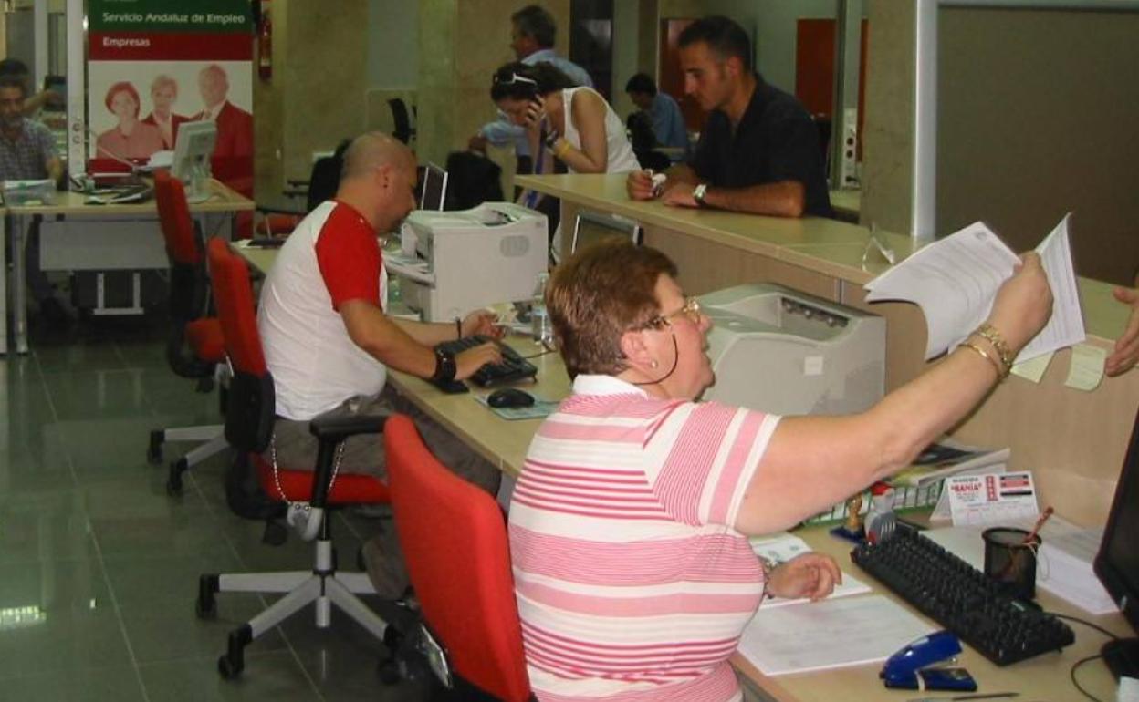 Coronavirus en Almería I Limpiar y desinfectar, los empleos 'estrella' en el estado de alarma en Almería