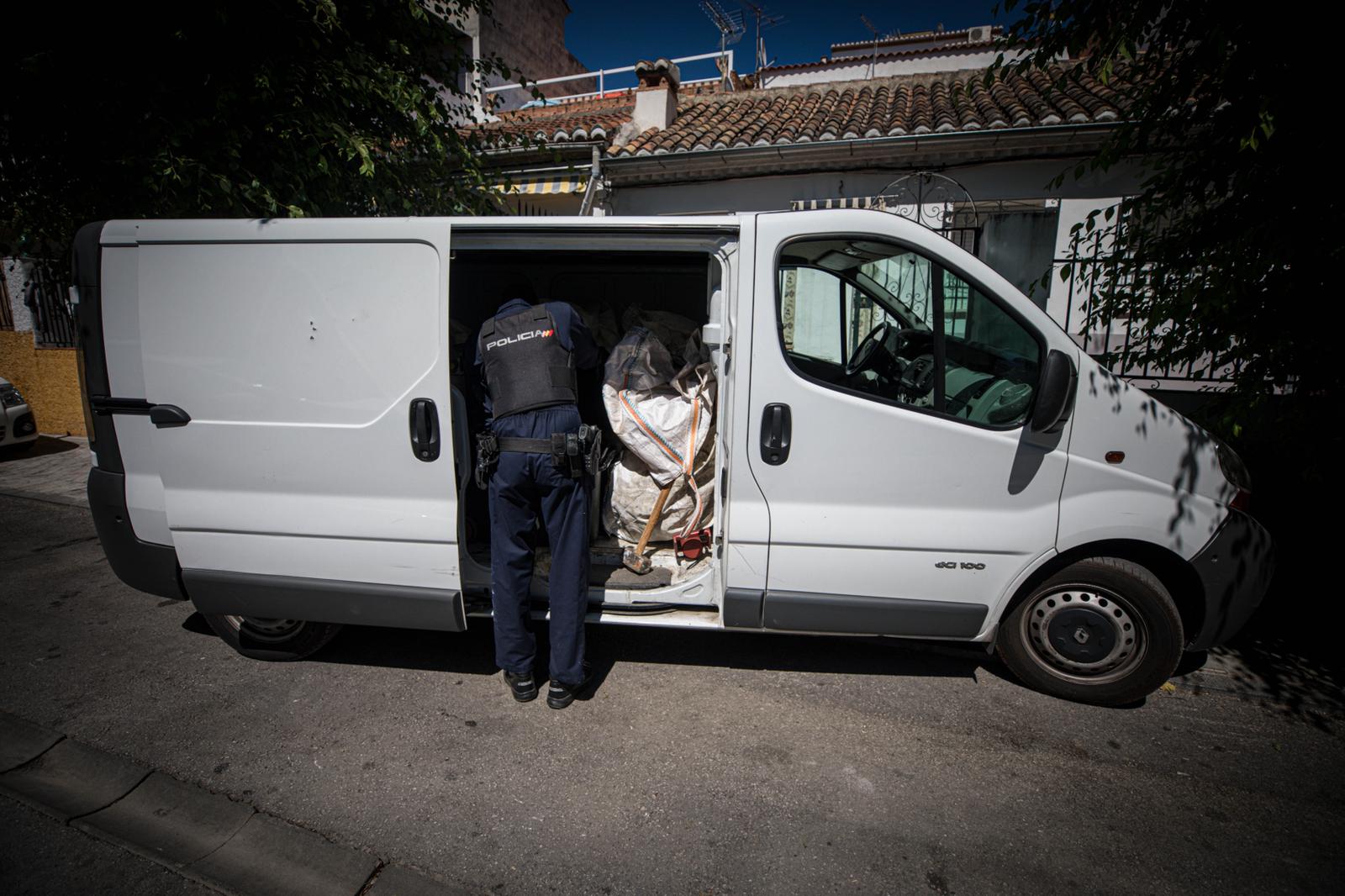 Los registros autorizados judicialmente buscan cultivos de interior de cannabis sativa, armas de fuego y dinero después de una sesuda investigación iniciada meses atrás que culmina ahora