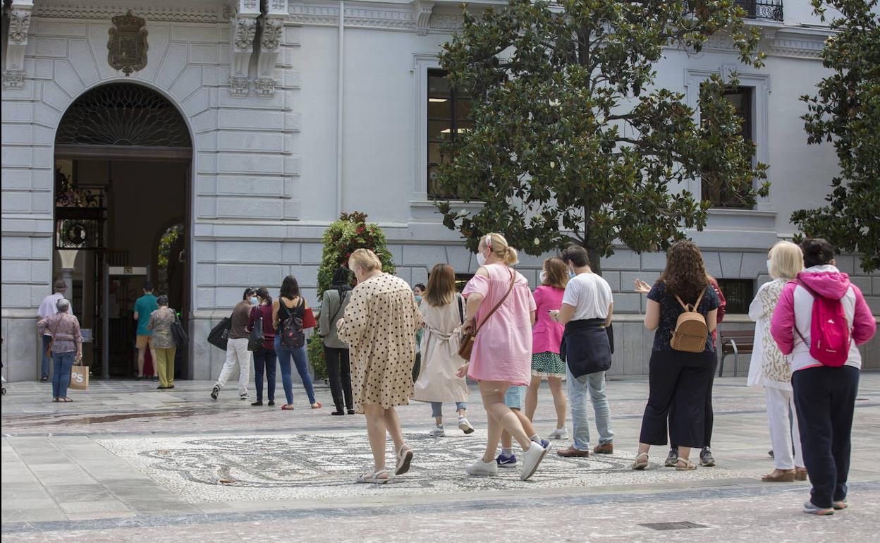 La cola en la plaza del Carmen, para realizar gestiones en el Ayuntamiento, fue la gran protagonista de la jornada.  