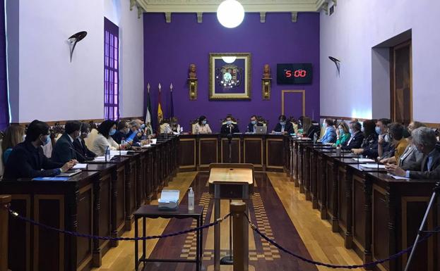 La corporación municipal, en el pleno extraordinario de este miércoles. 