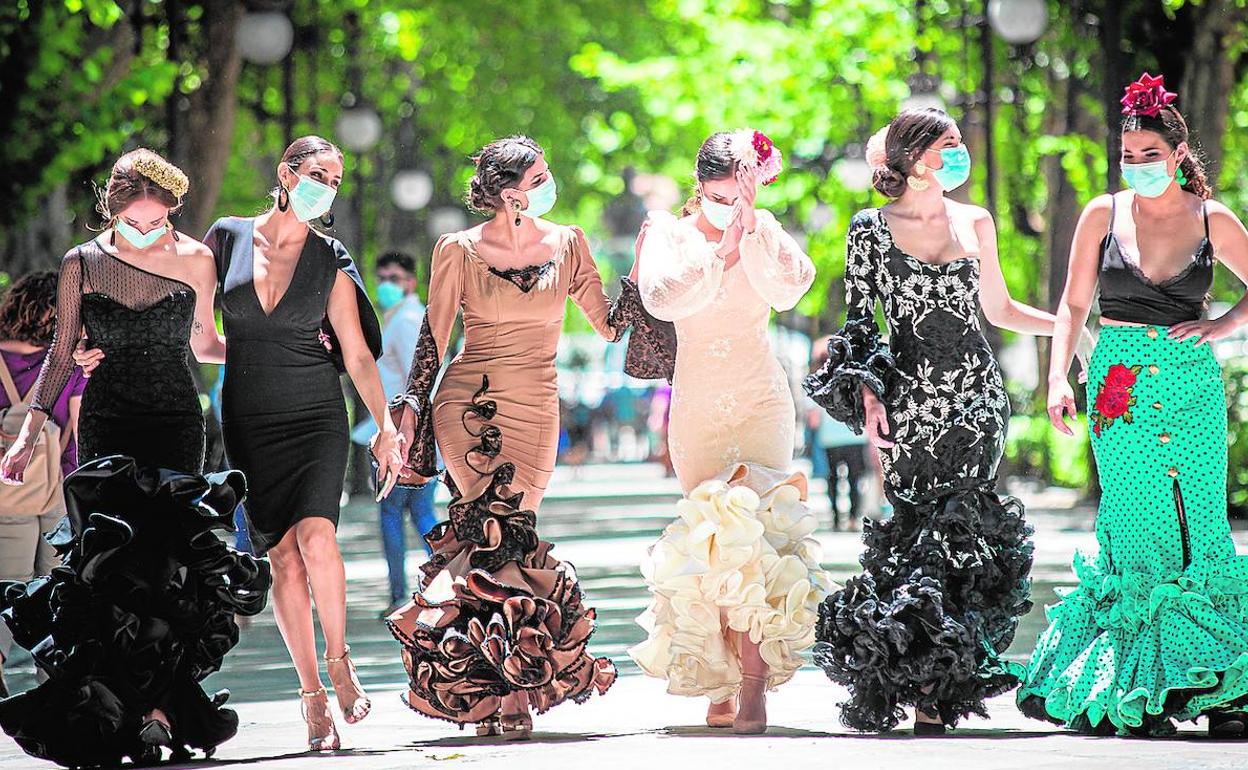 Un grupo de mujeres con vestidos de gitana, ayer por la Carrera de la Virgen.