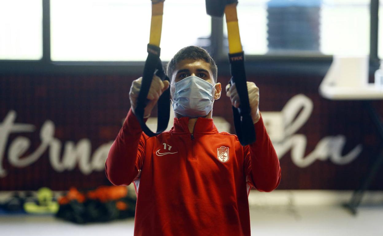 Gil Dias, uno de los jugadores que ahora podrían recibir la alternativa, trabaja en el gimnasio. 