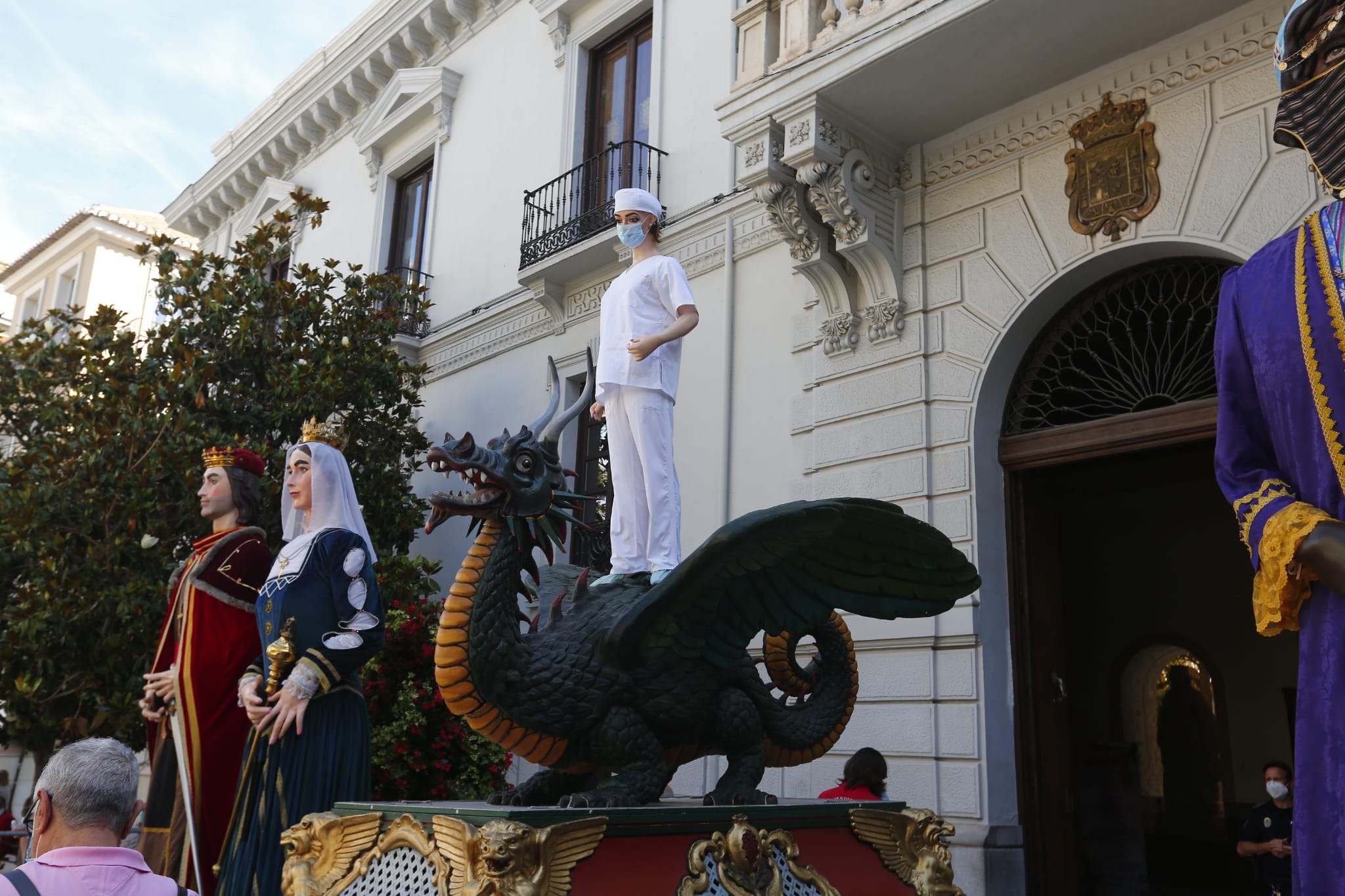 Los granadinos pueden ver el icono de las fiestas, y los cabezones, en la puerta del Ayuntamiento