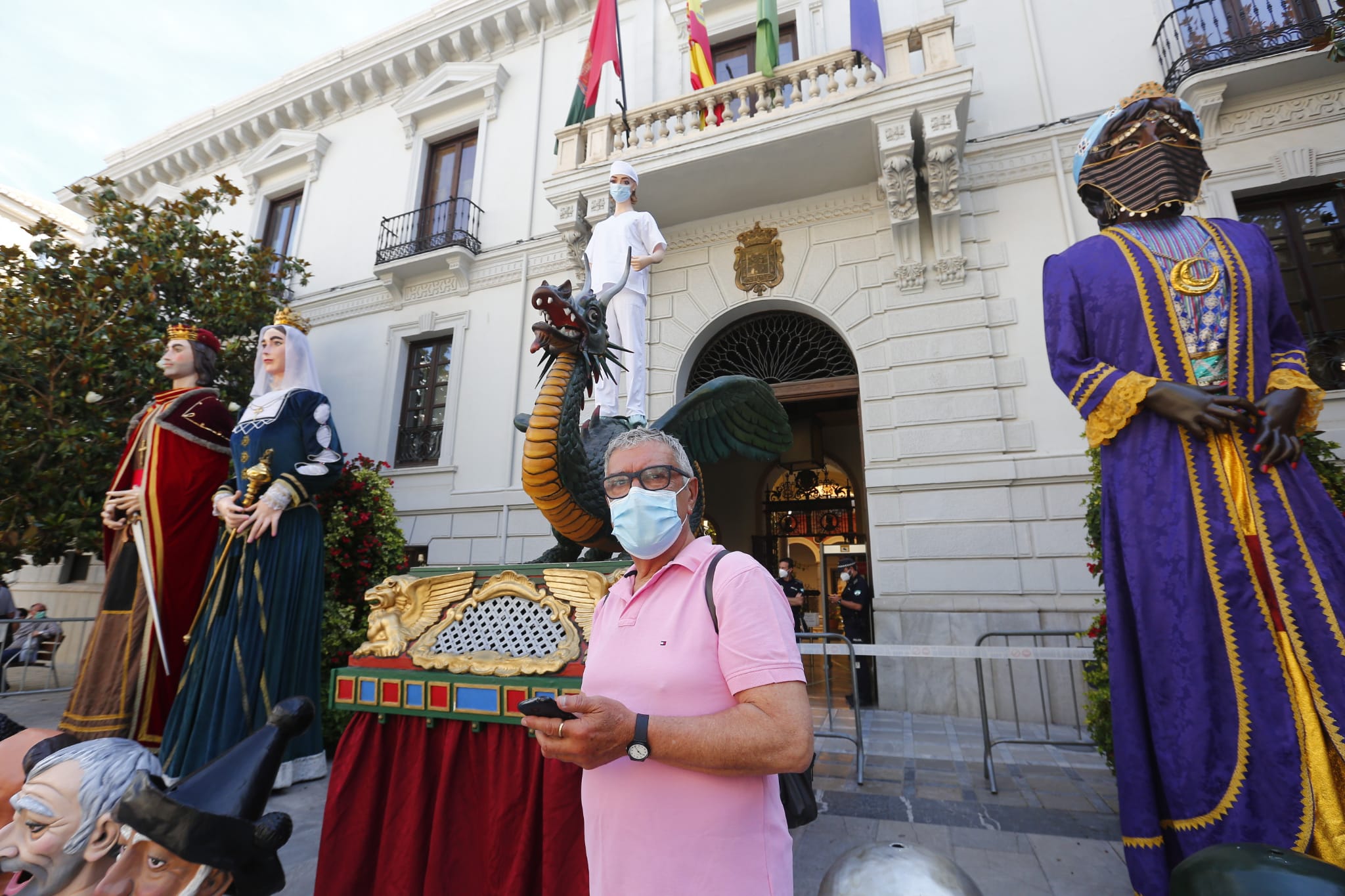 Los granadinos pueden ver el icono de las fiestas, y los cabezones, en la puerta del Ayuntamiento