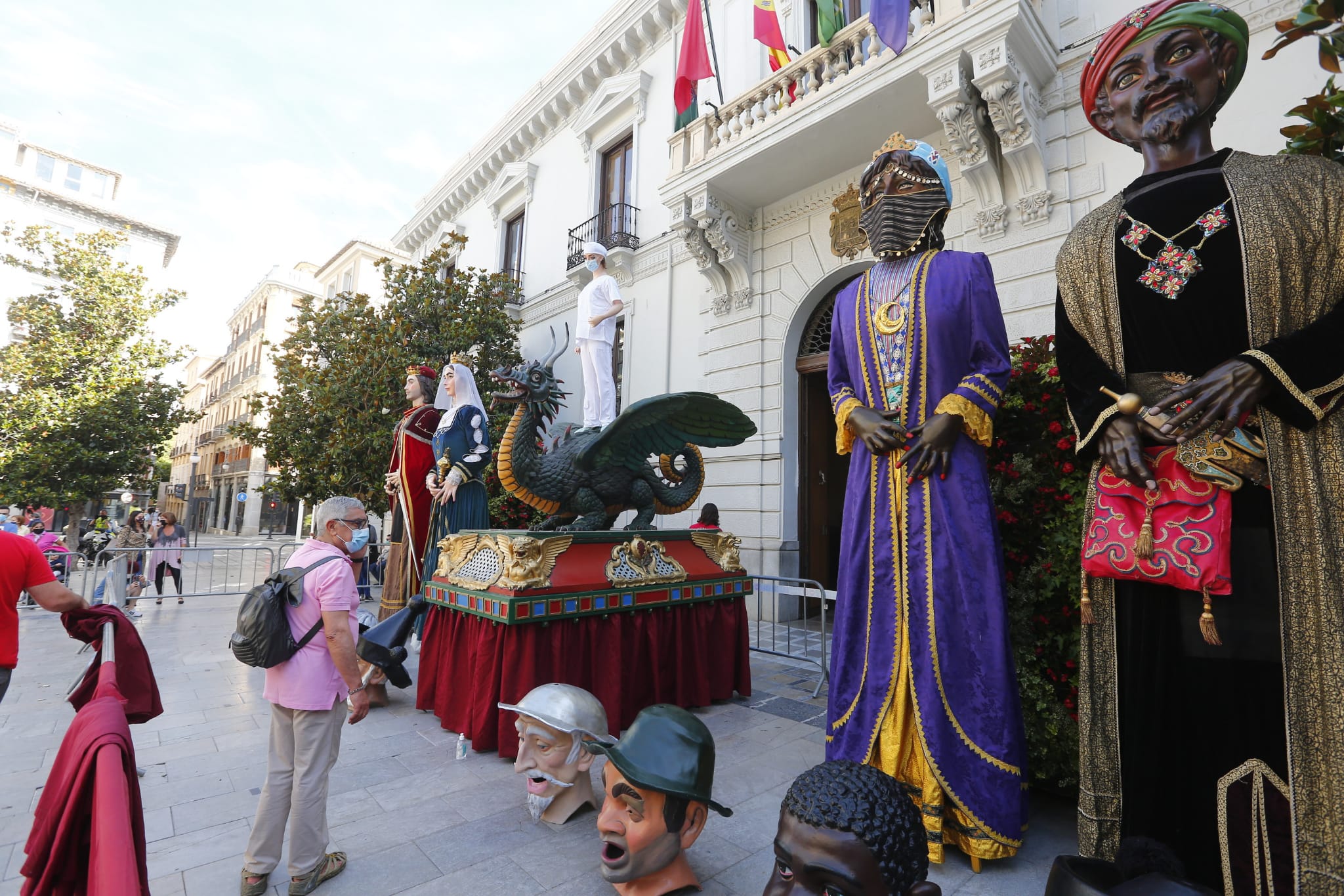 Los granadinos pueden ver el icono de las fiestas, y los cabezones, en la puerta del Ayuntamiento