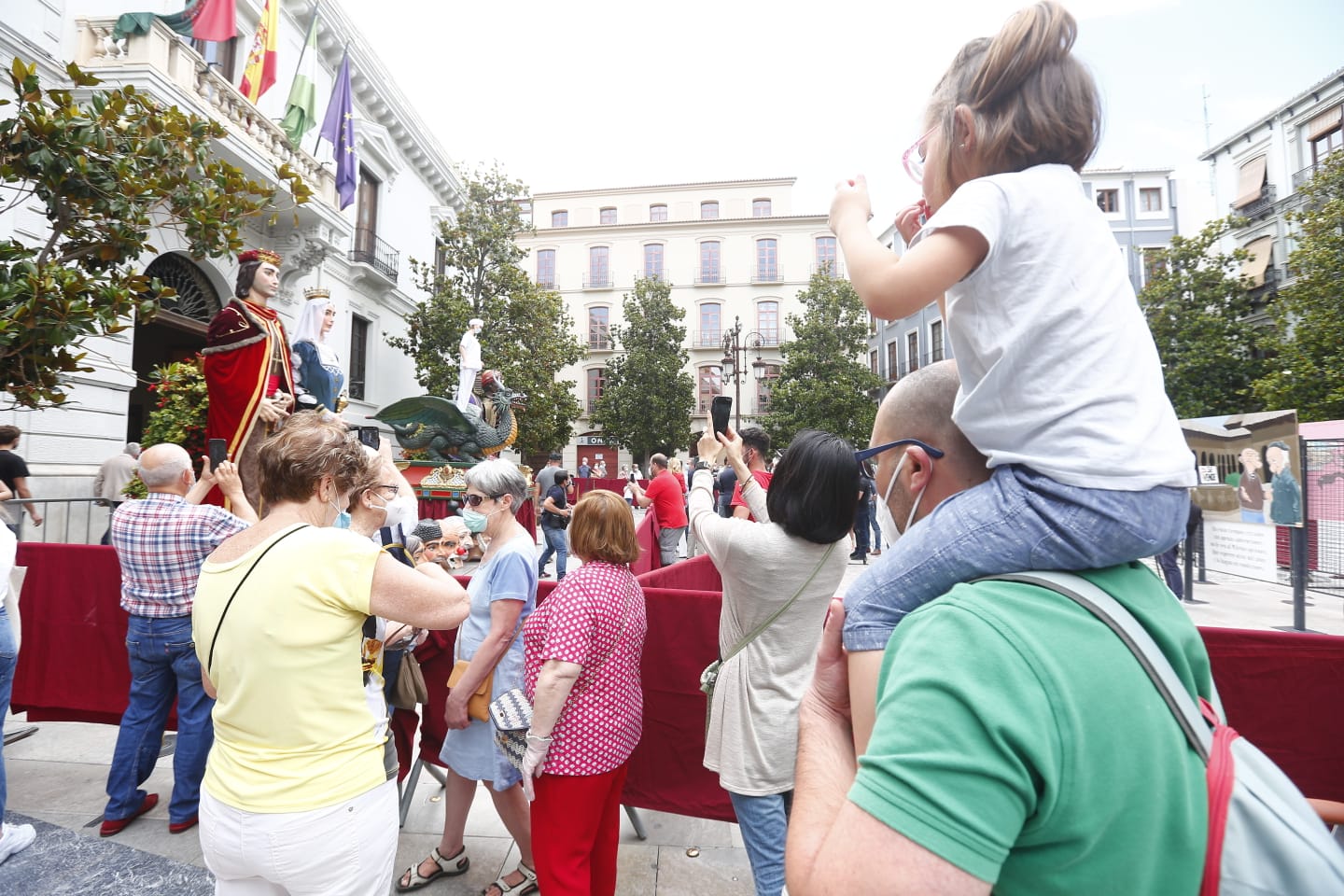 Los granadinos pueden ver el icono de las fiestas, y los cabezones, en la puerta del Ayuntamiento