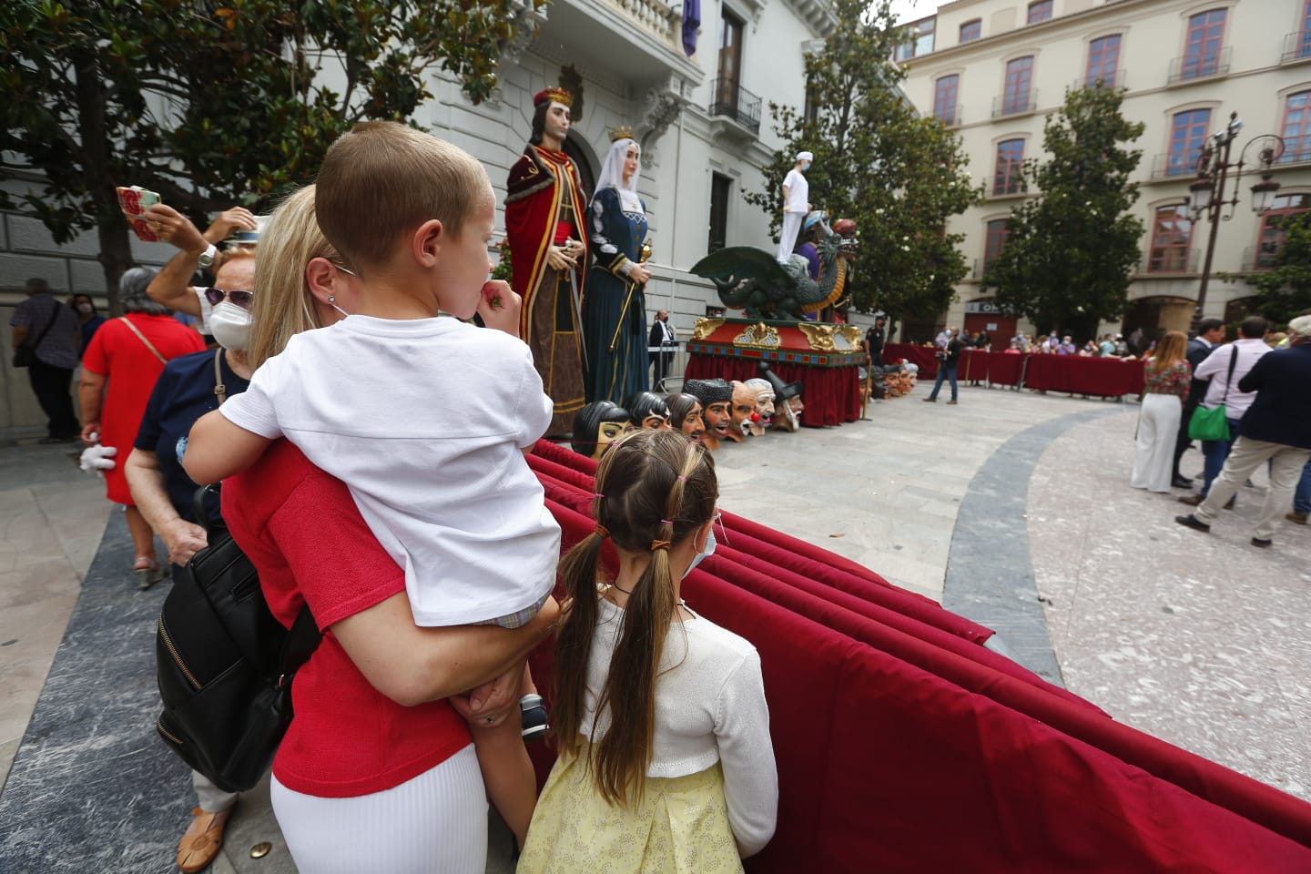 Los granadinos pueden ver el icono de las fiestas, y los cabezones, en la puerta del Ayuntamiento