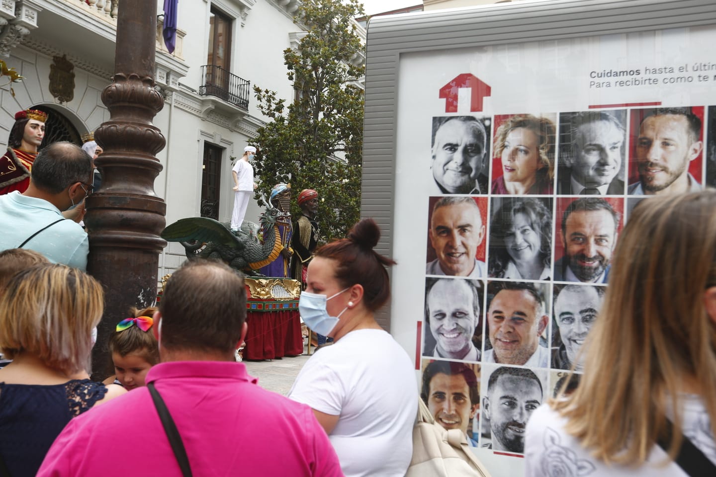 Los granadinos pueden ver el icono de las fiestas, y los cabezones, en la puerta del Ayuntamiento