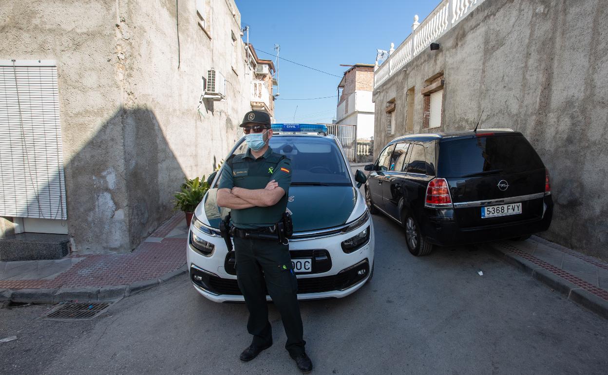 Un agente de la guardia civil custodia la zona donde se incautaron las plantas
