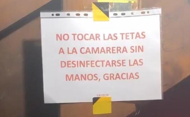 El cartel de un bar de Gijón que ha desatado la polémica: «No tocar las tetas a la camarera sin desinfectarse las manos»