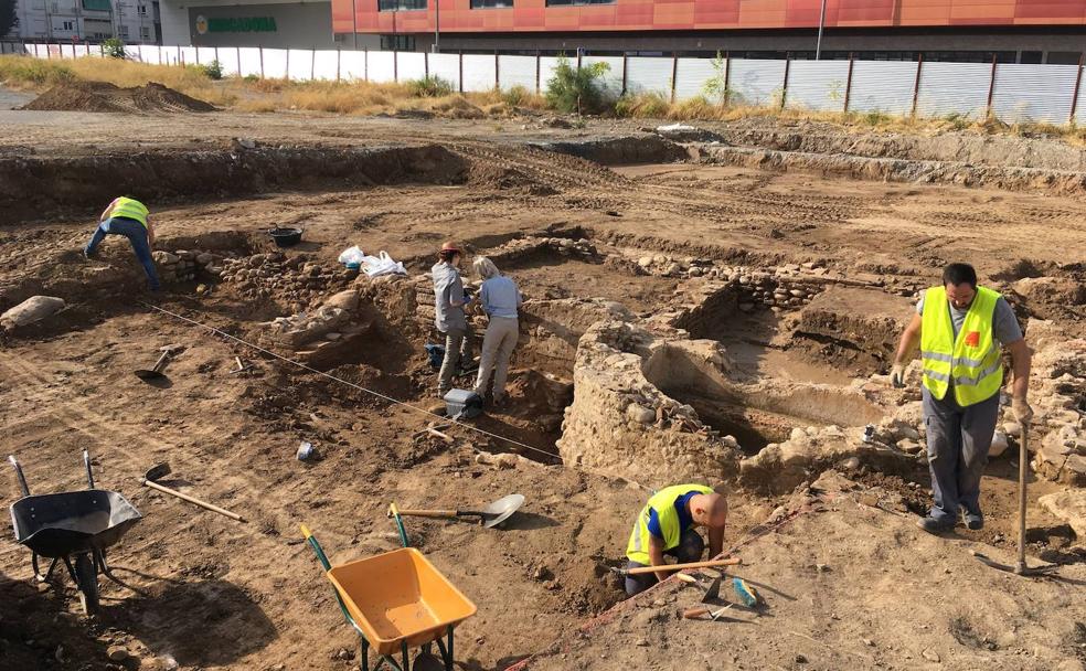 Operarios del equipo de arqueología trabajan en el exterior de las termas.