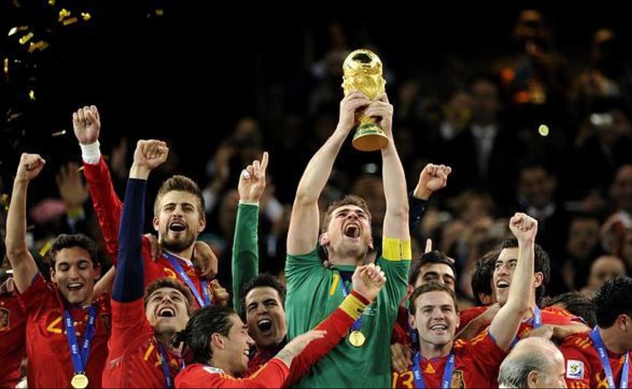 Iker Casillas levanta el trofeo que conquistó España en el Mundial de Sudáfrica. 