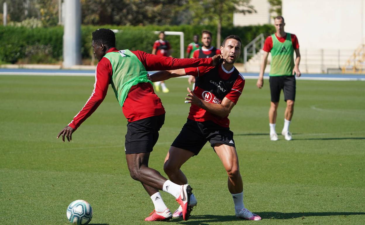 Valentine James golea en la cara de Juan Muñoz en un lance del entrenamiento celebrado ayer en el Anexo.