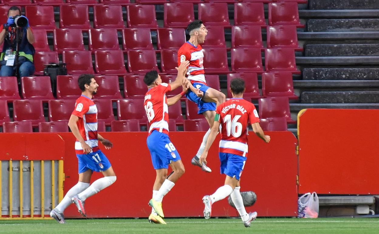 Carlos Fernández salta para celebrar el segundo gol rojiblanco. 