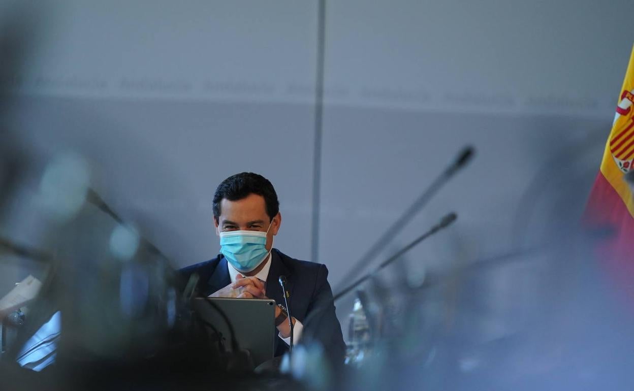 Juanma Moreno, presidente de la Junta de Andalucía, antes de la reunión del Consejo de Gobierno. 