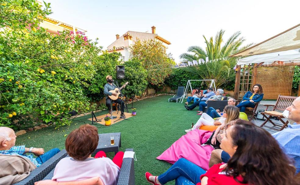 Manuel Hidalgo, en un concierto ofrecido en una casa de Dúrcal.