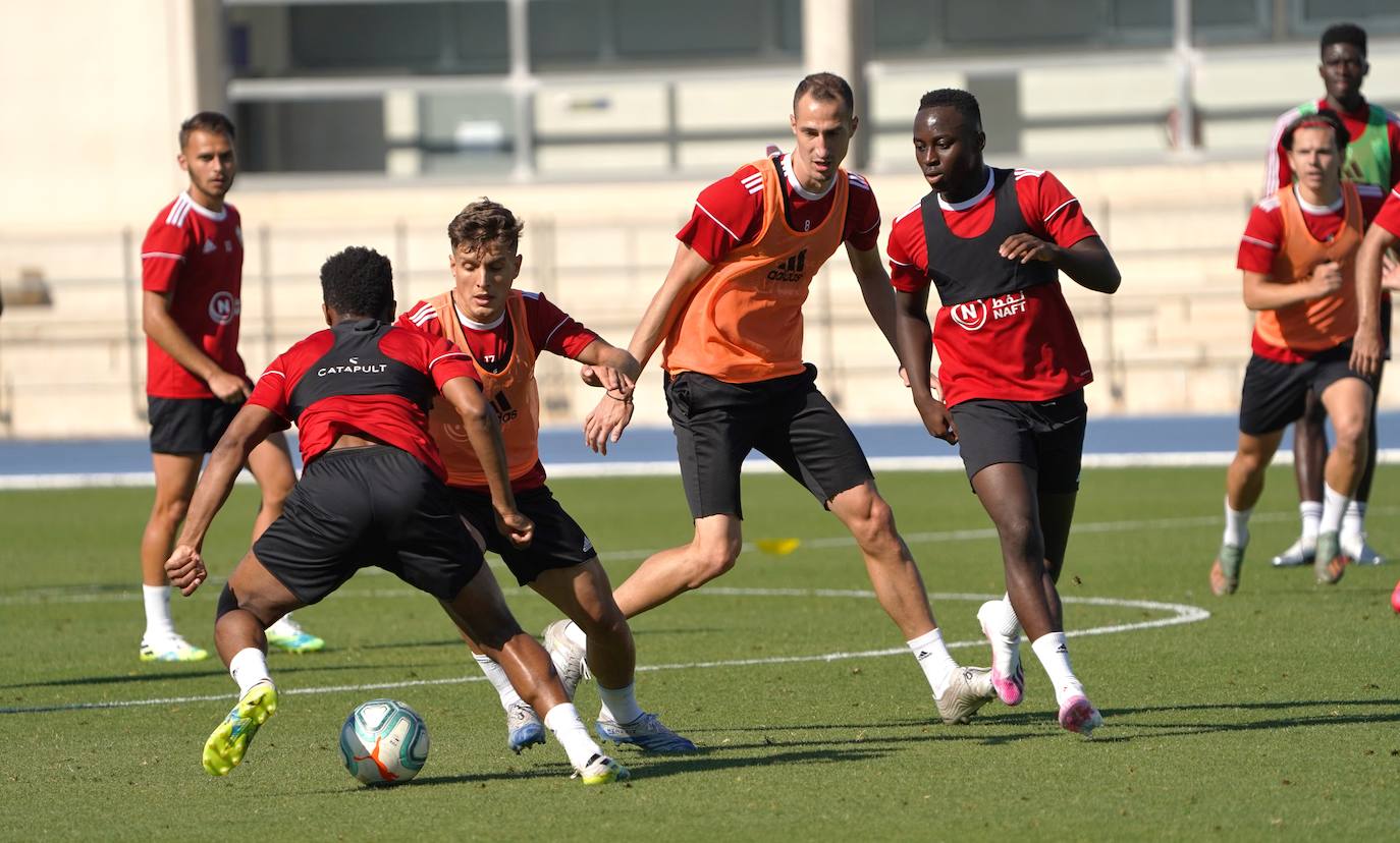 José Corpas intenta superar el acoso de Wilfrid Kaptoum en la sesión de esta mañana. 
