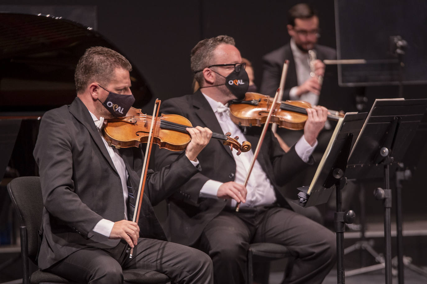 Imagen secundaria 2 - Arriba, Juan de Dios Mateos, durante su intervención. Abajo, dos momentos del concierto. 