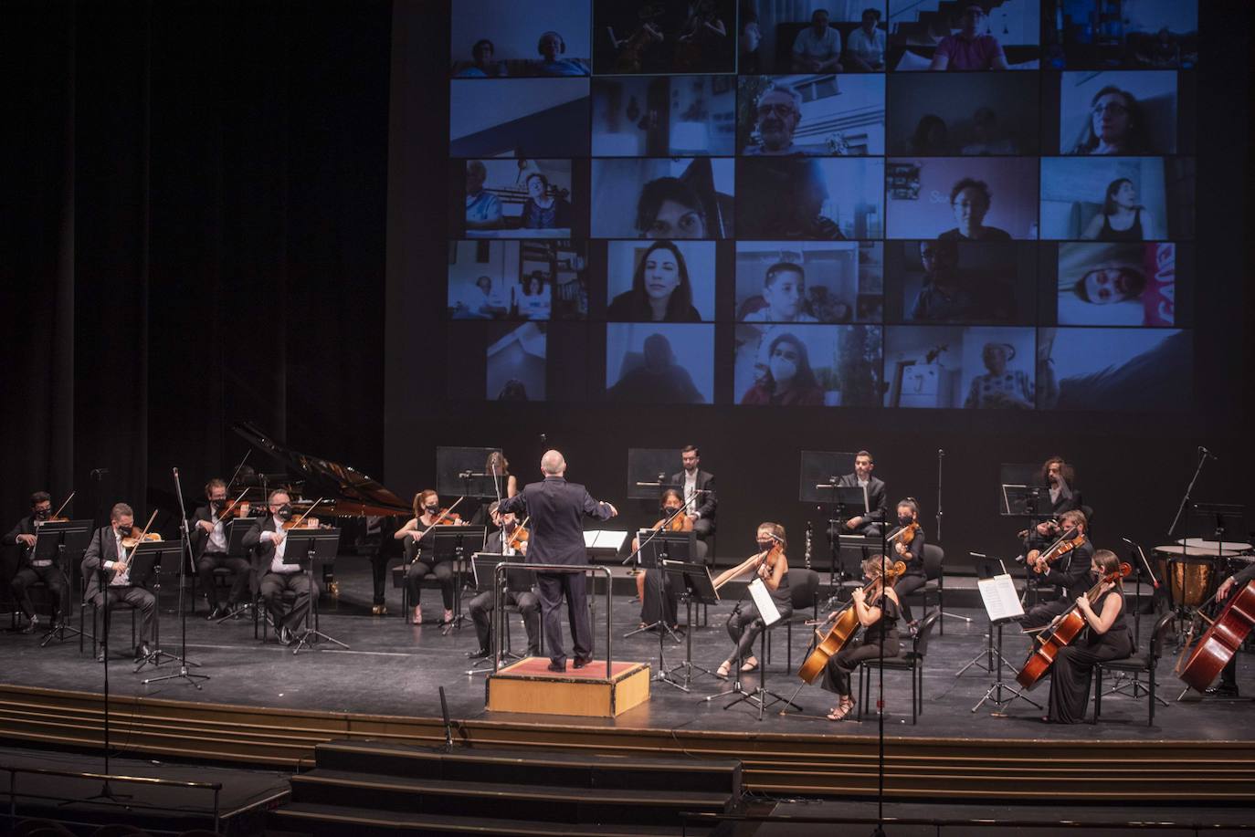 Actuación de la OCAL, con el púbico siguiendo el concierto a través de Zoom. 