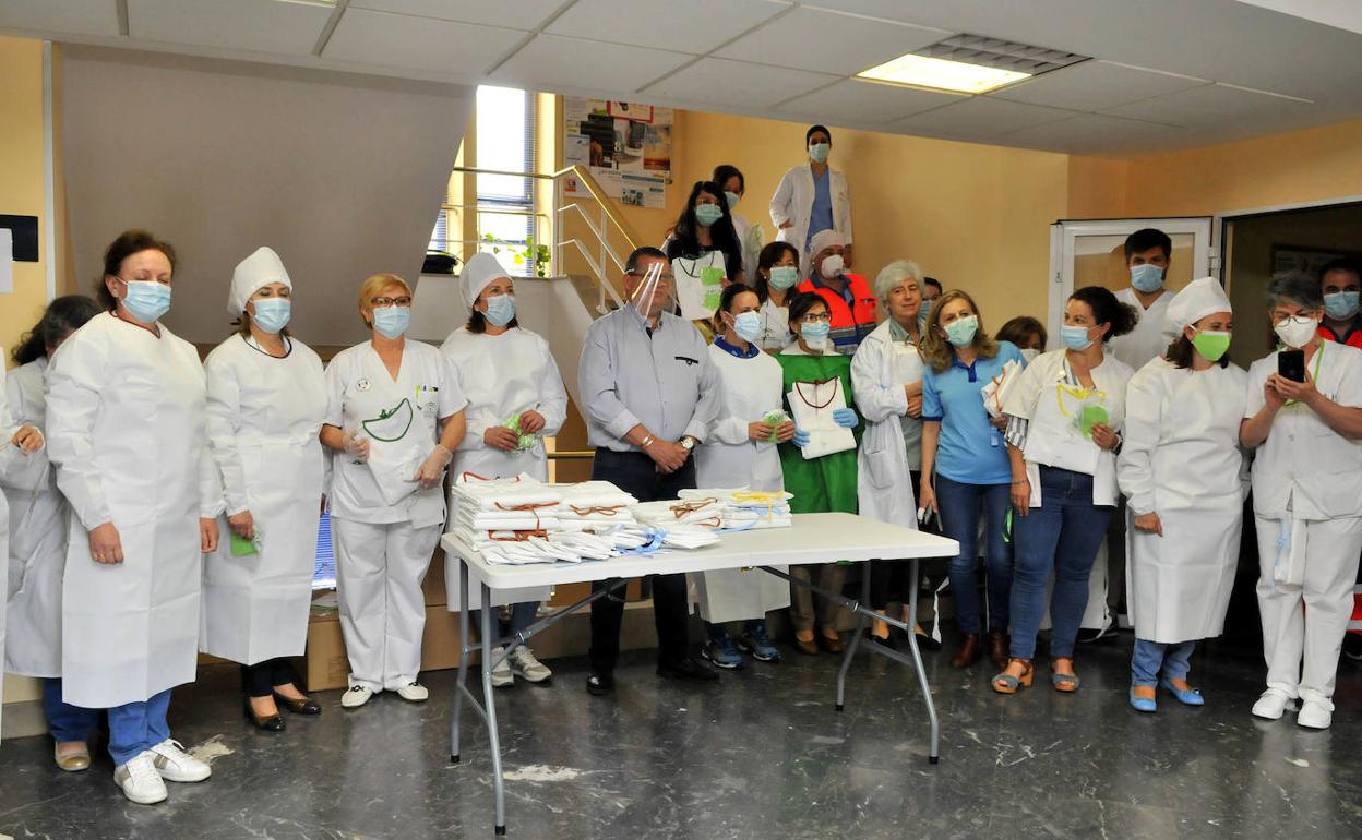 Sanitarios del 'Virgen de Linarejos' con Luis Sánchez. 