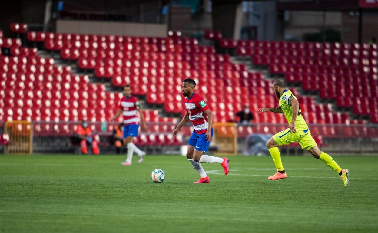 Yangel Herrera conduce el esférico perseguido por Timor. 