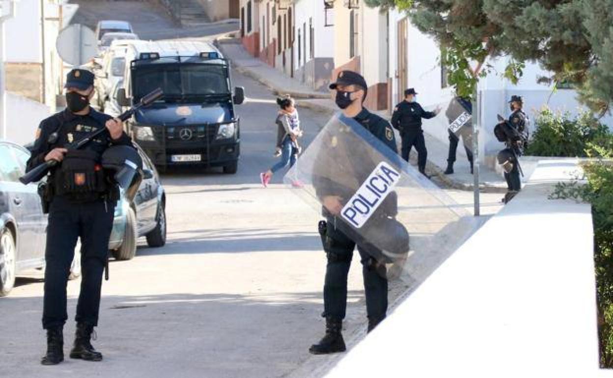 Efectivos policiales participantes en la redada antidroga en Úbeda. 