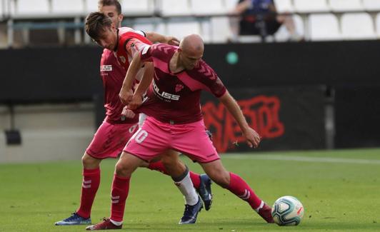 Zozulya, en el partido en Vallecas, un delantero incómodo para las defensas. 