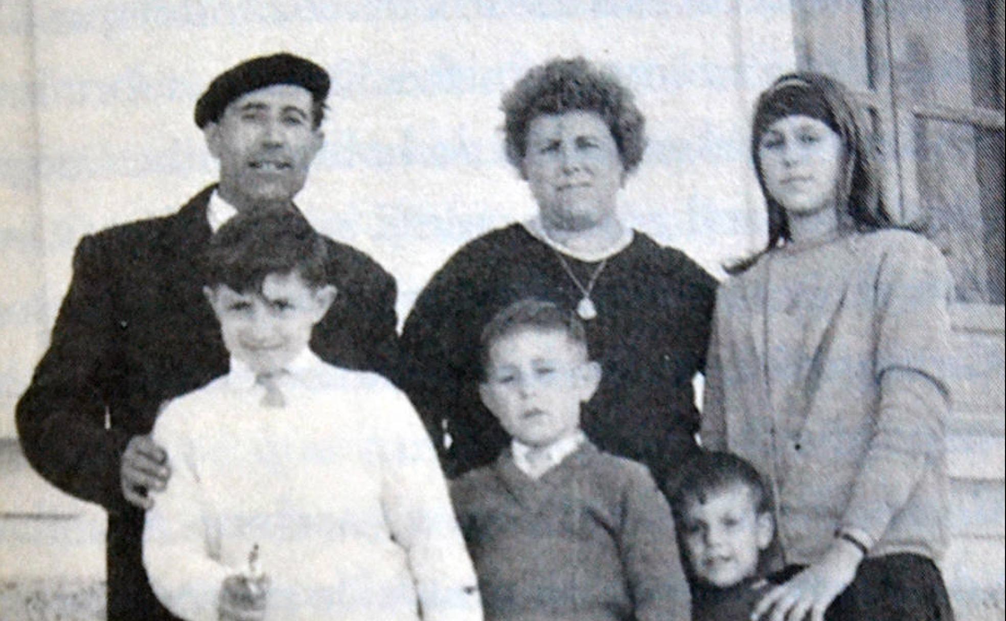 El cartero, su mujer y 4 de sus hijos.