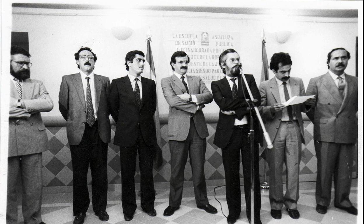 Antonio Jara, como alcalde en 1985, dirige unas palabras a los asistentes al acto de inauguración de la Escuela Andaluza de Salud Pública a la que acudió el entonces presidente de la Junta de Andalucía José Rodríguez de la Borbolla. 