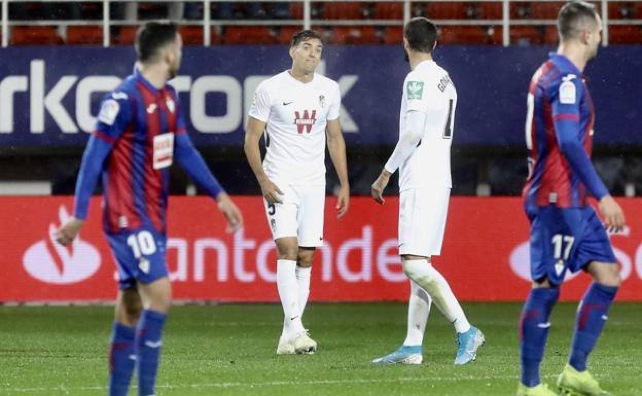 Martínez dialoga con Gonalons durante la visita al Eibar. 