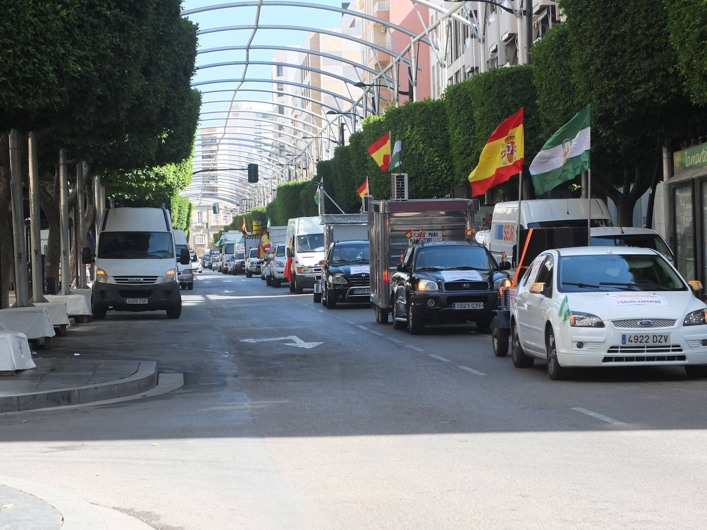 Los feriantes almerienses han recorrido este lunes las principales calles de la capital para reclamar ayudas al sector tras la suspensión de todas las ferias y verbenas de este verano por la Covid-19.