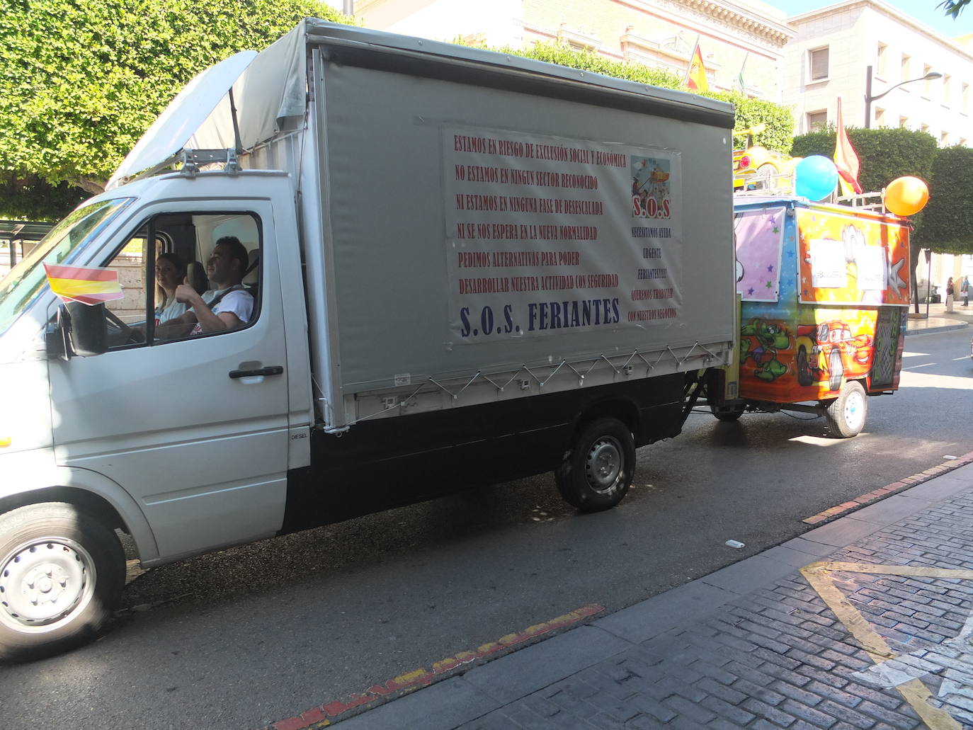 Los feriantes almerienses han recorrido este lunes las principales calles de la capital para reclamar ayudas al sector tras la suspensión de todas las ferias y verbenas de este verano por la Covid-19.