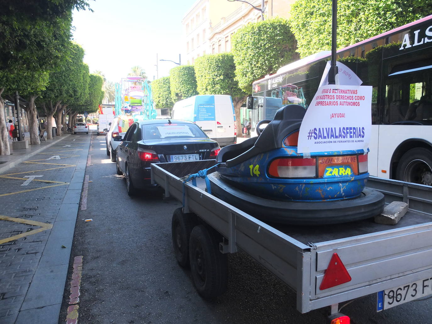 Los feriantes almerienses han recorrido este lunes las principales calles de la capital para reclamar ayudas al sector tras la suspensión de todas las ferias y verbenas de este verano por la Covid-19.