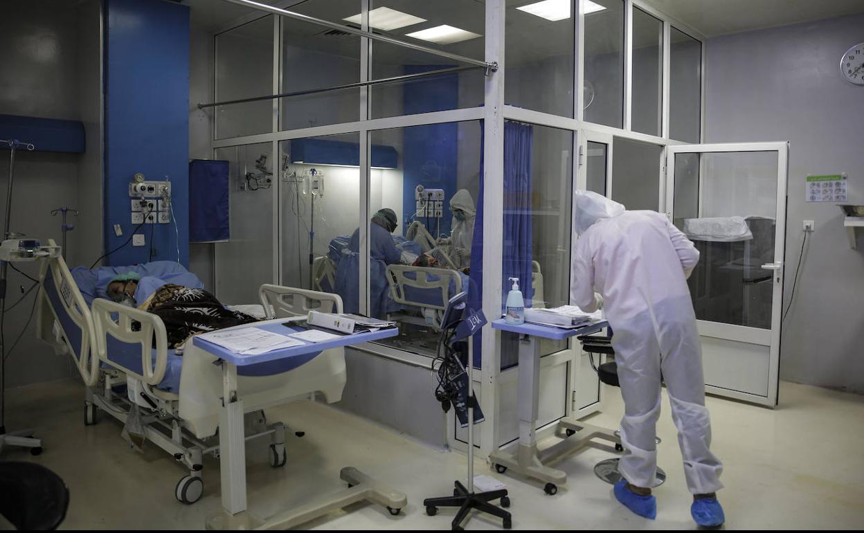 Interior de una Unidad de Cuidados Intensivos (UCI). 