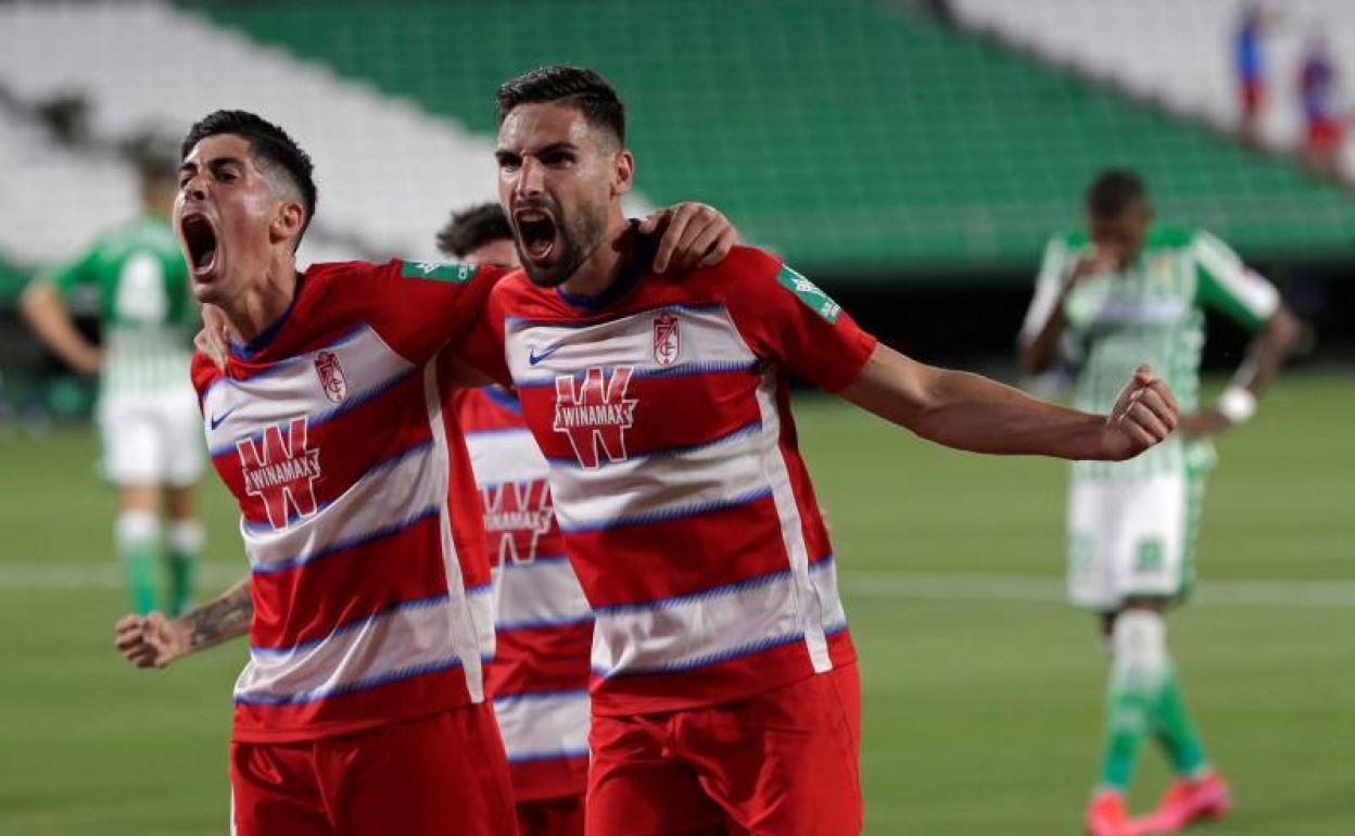 Carlos Fernández y Antonio Puertas celebran el gol del primero a pase del segundo. 