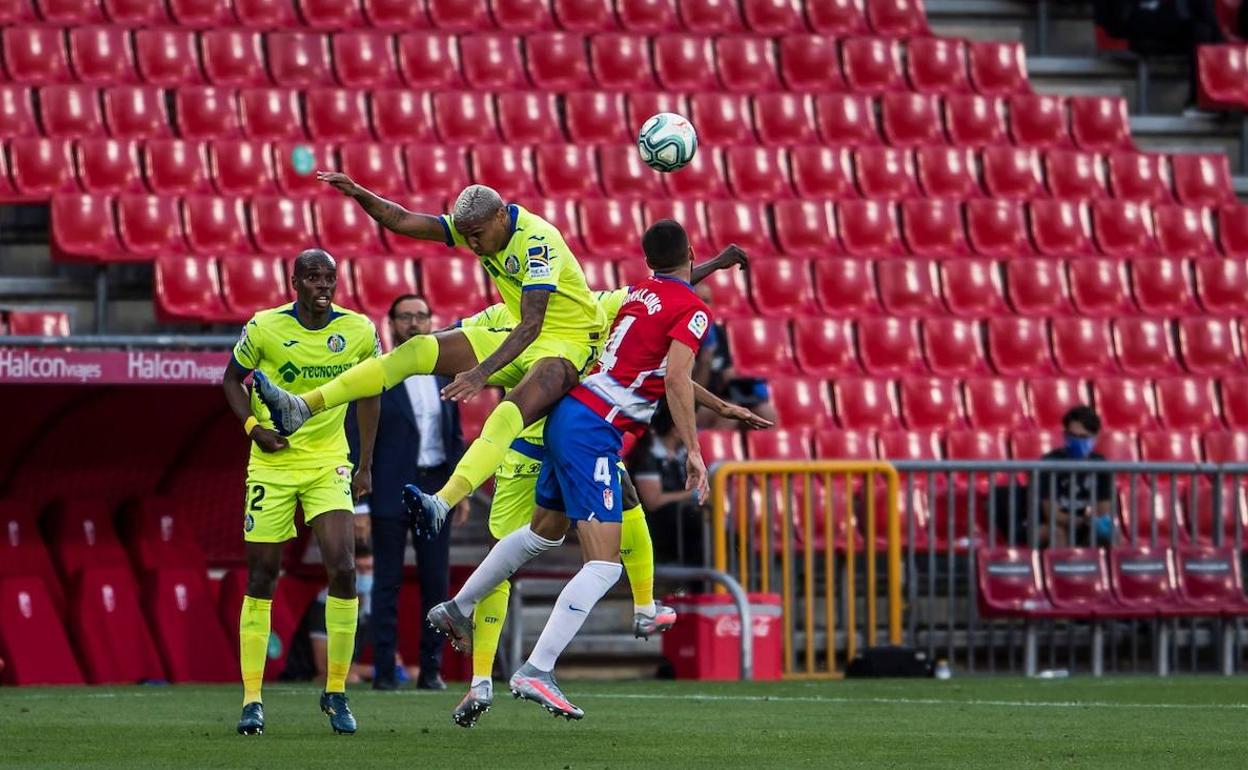 Gonalons salta con Deyverson durante el duelo ante el Getafe. 
