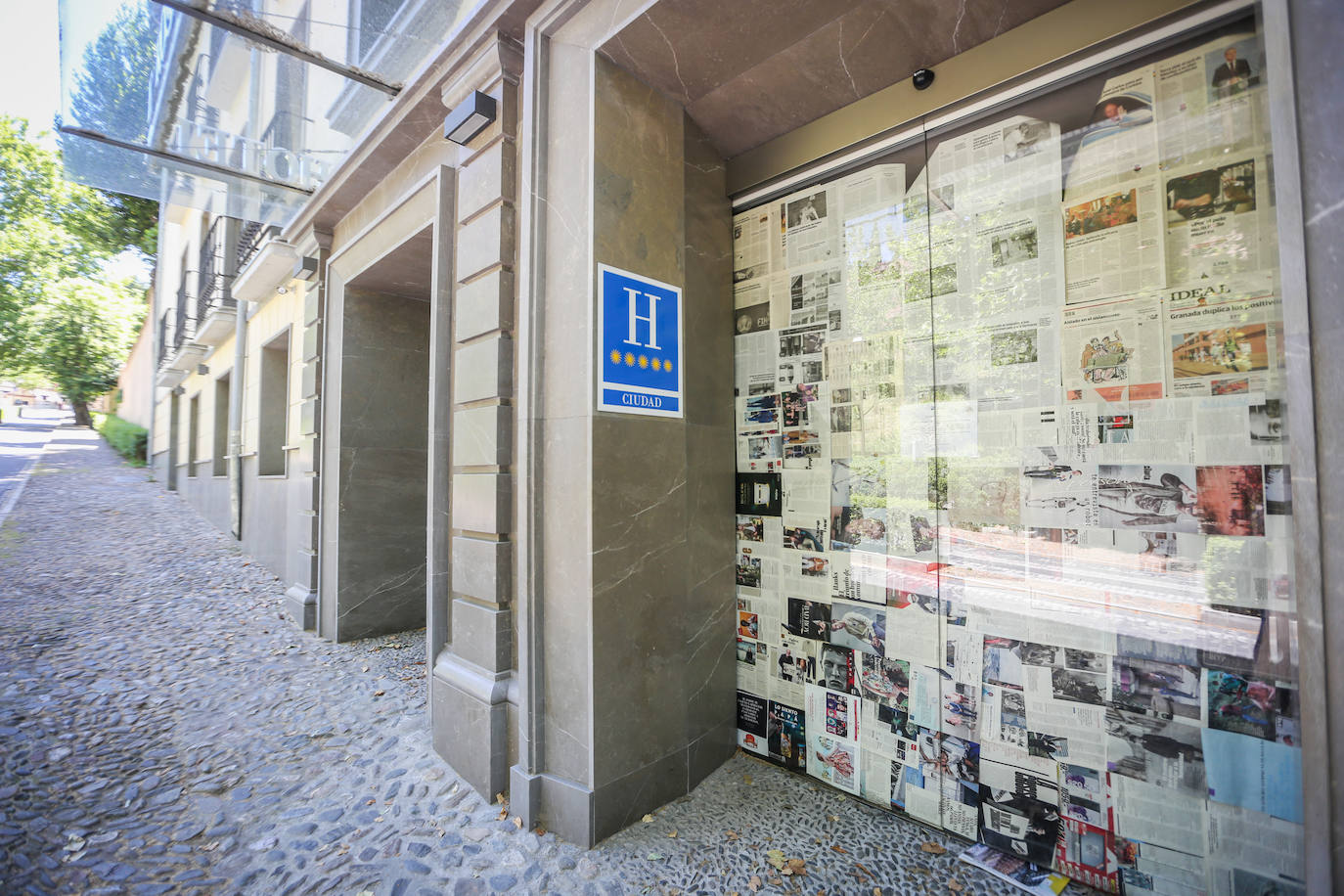 Uno de los hoteles del entorno de La Alhambra, con sus puertas cerradas ayer. 