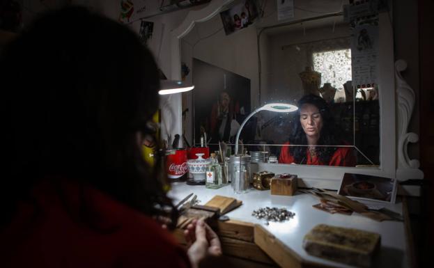 María Soto trabaja en su taller, que eventualmente ha trasladado al sótano de su domicilio.