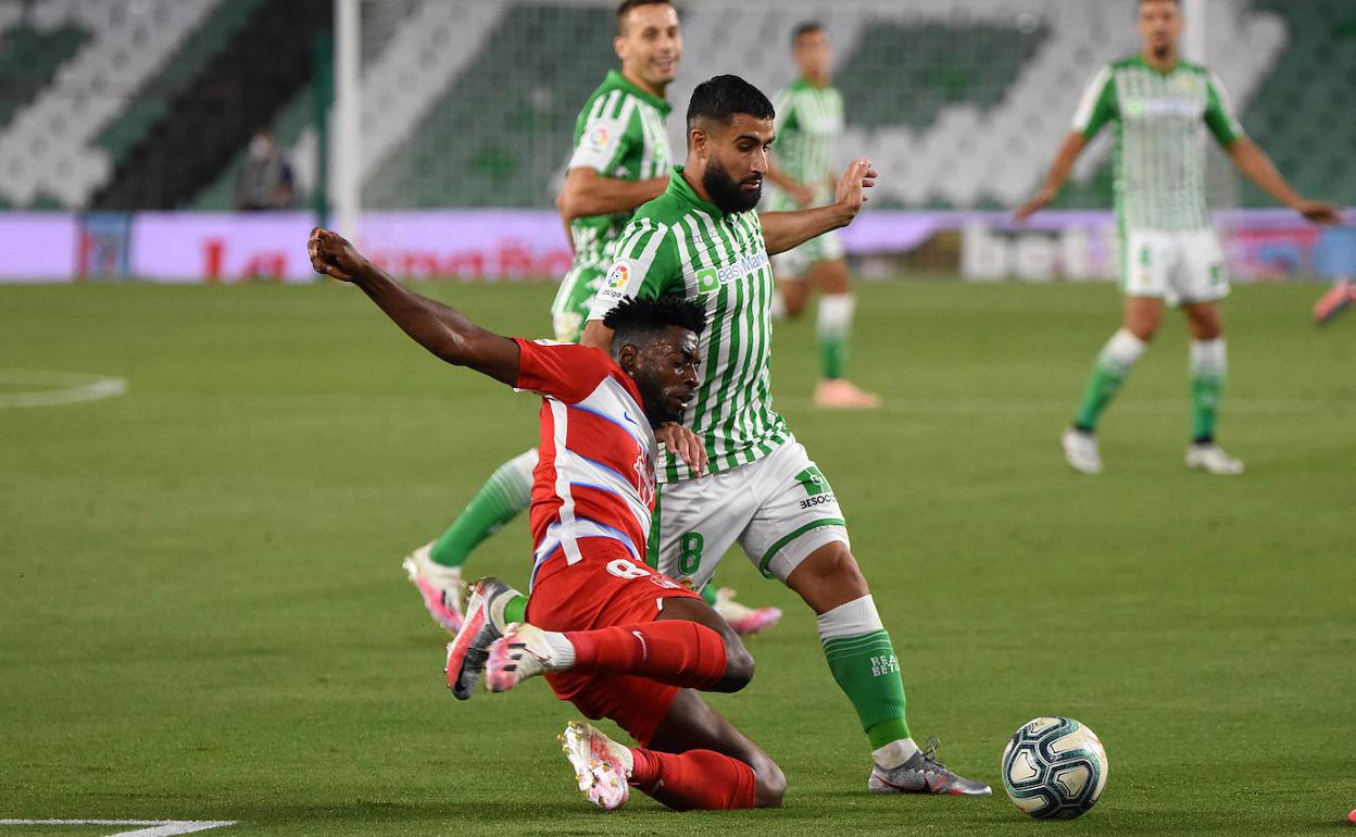 Yan Eteki pugna con Fekir durante el partido. 