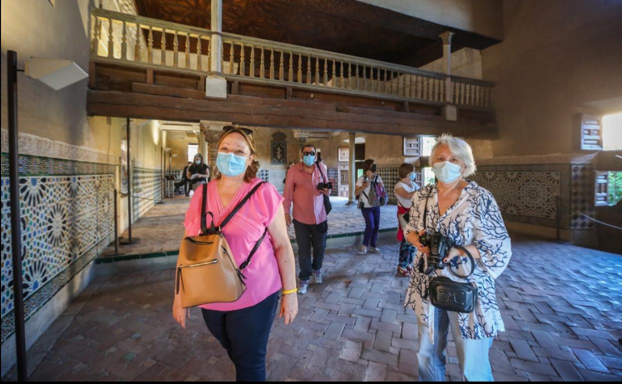 Aguirre advierte de que las mascarillas no sirven para proteger el codo o el mentón