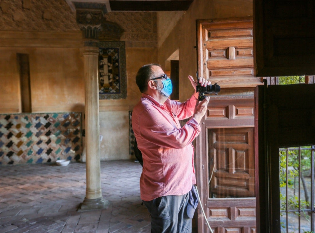 Los primeros turistas han empezado a visitar el monumento emocionados por este momento histórico