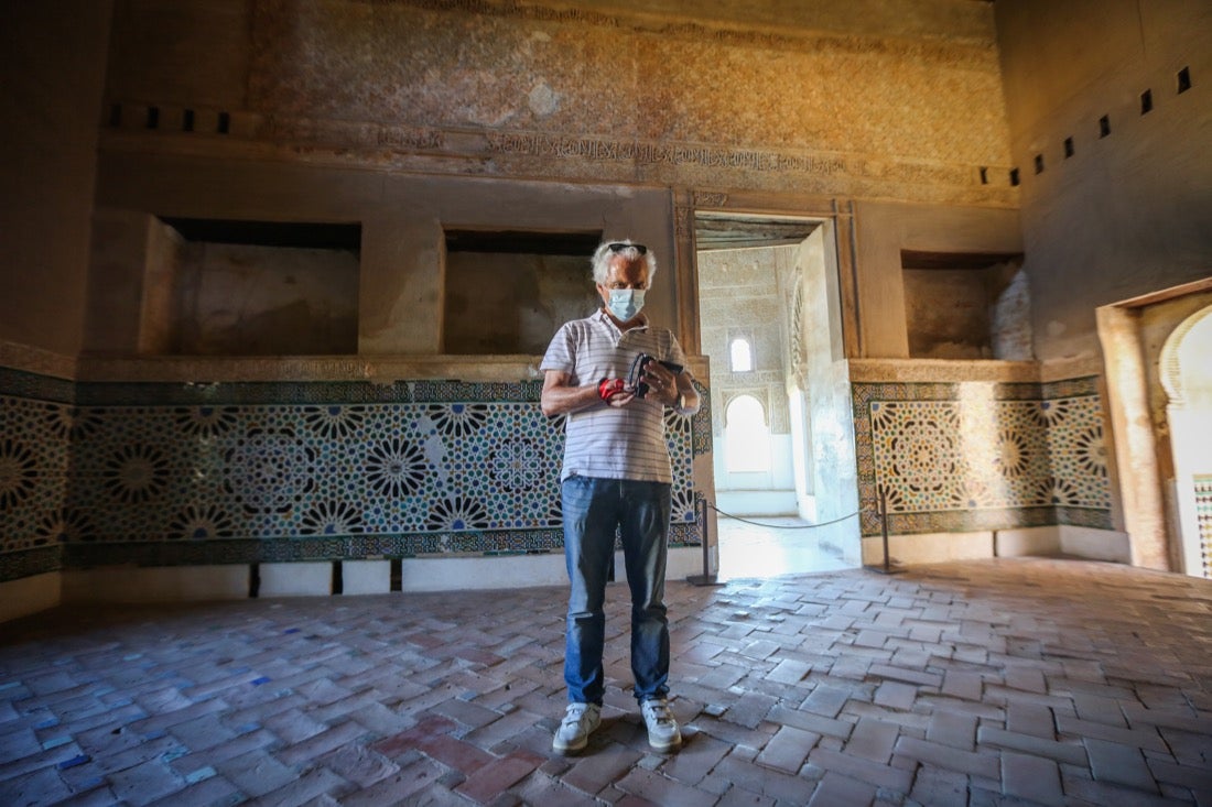 Los primeros turistas han empezado a visitar el monumento emocionados por este momento histórico