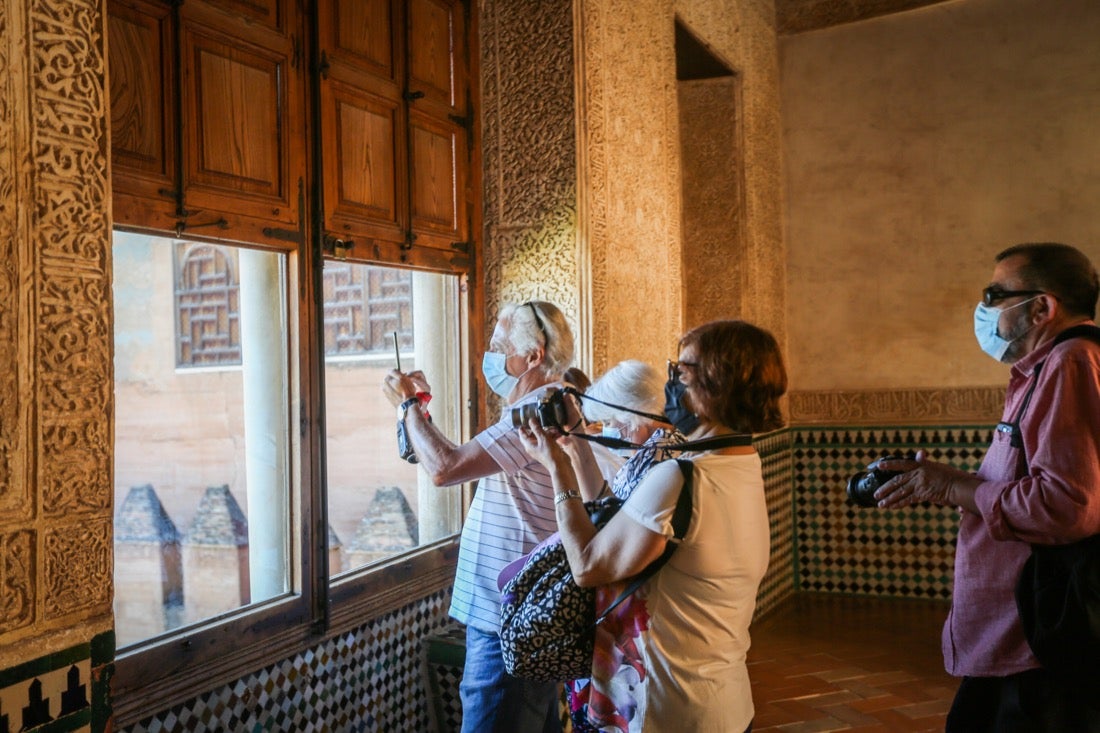 Los primeros turistas han empezado a visitar el monumento emocionados por este momento histórico