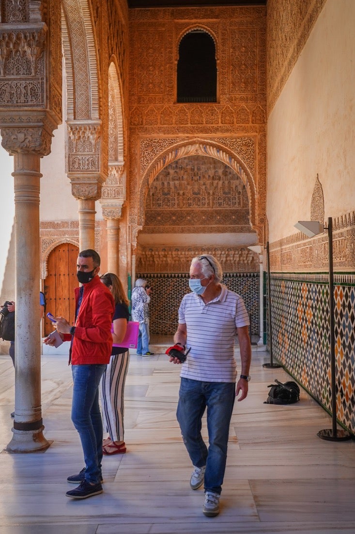 Los primeros turistas han empezado a visitar el monumento emocionados por este momento histórico