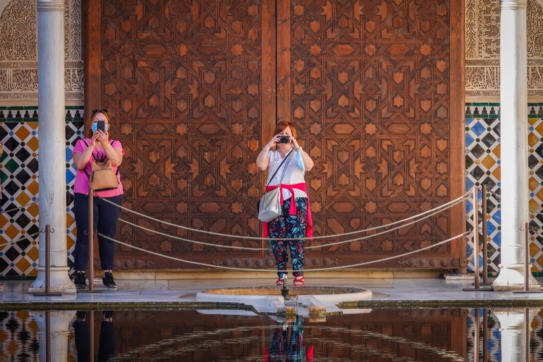 Los primeros turistas han empezado a visitar el monumento emocionados por este momento histórico