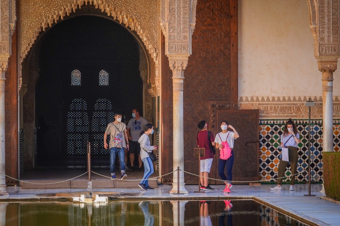 Los primeros turistas han empezado a visitar el monumento emocionados por este momento histórico