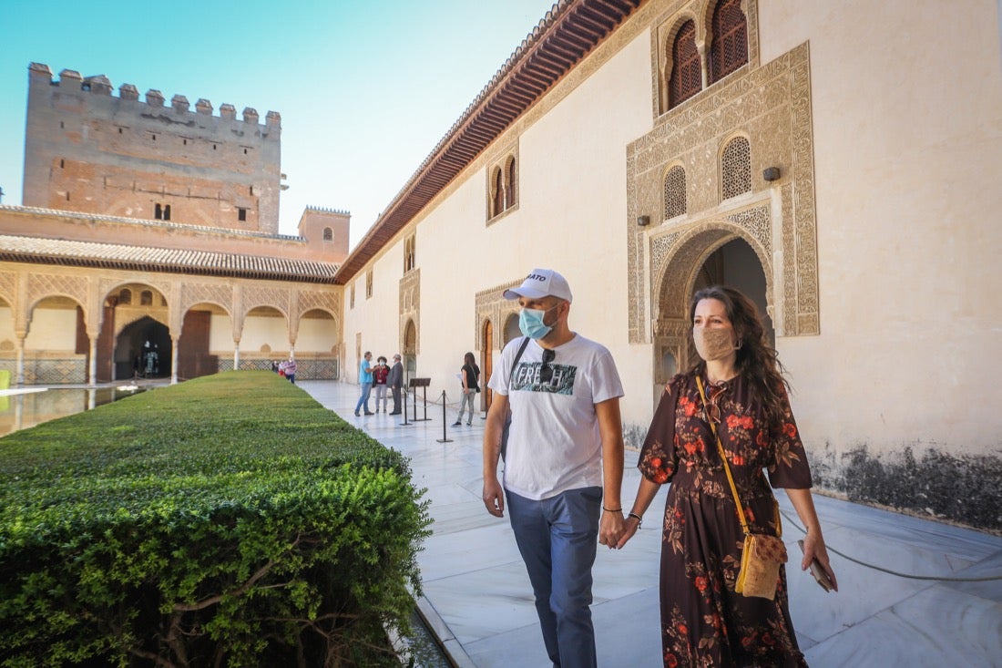 Los primeros turistas han empezado a visitar el monumento emocionados por este momento histórico