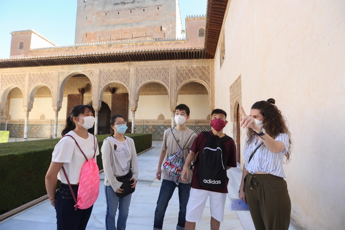 Los primeros turistas han empezado a visitar el monumento emocionados por este momento histórico