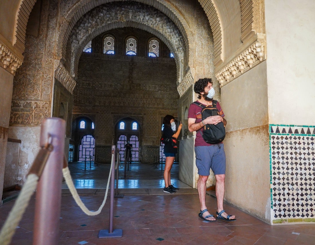 Los primeros turistas han empezado a visitar el monumento emocionados por este momento histórico