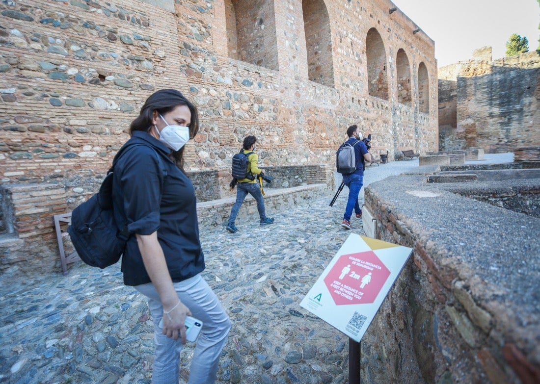 Los primeros turistas han empezado a visitar el monumento emocionados por este momento histórico